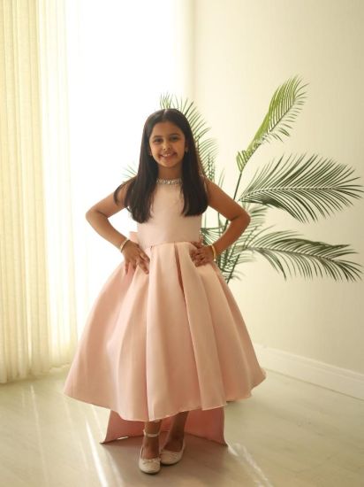 صورة فستان سهرة بيج ذيل وتطريز ملكي